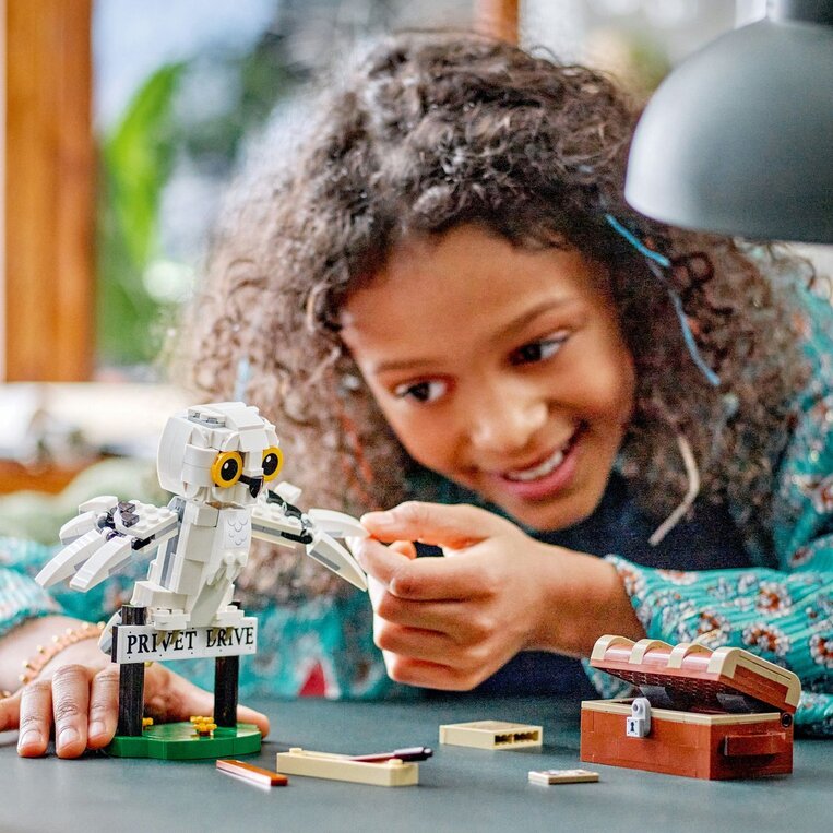 LEGO Harry Potter Hedwig At 4 Privet Drive - 76425
