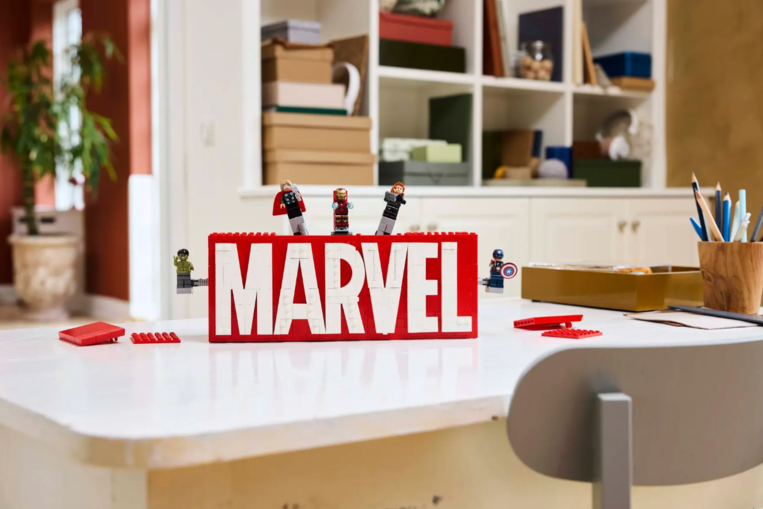 LEGO Super Heroes Marvel Logo & Minifigures - 76313