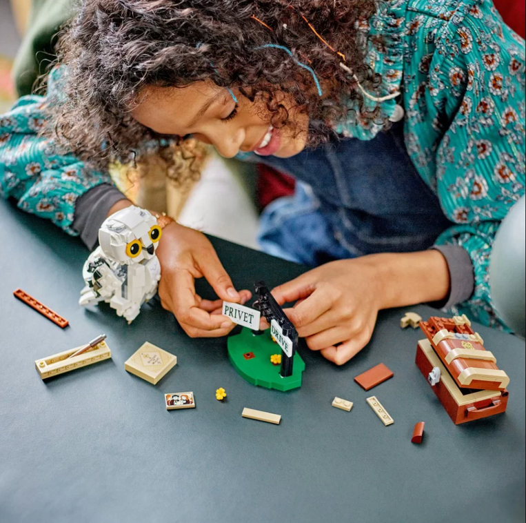 LEGO Harry Potter Hedwig At 4 Privet Drive - 76425
