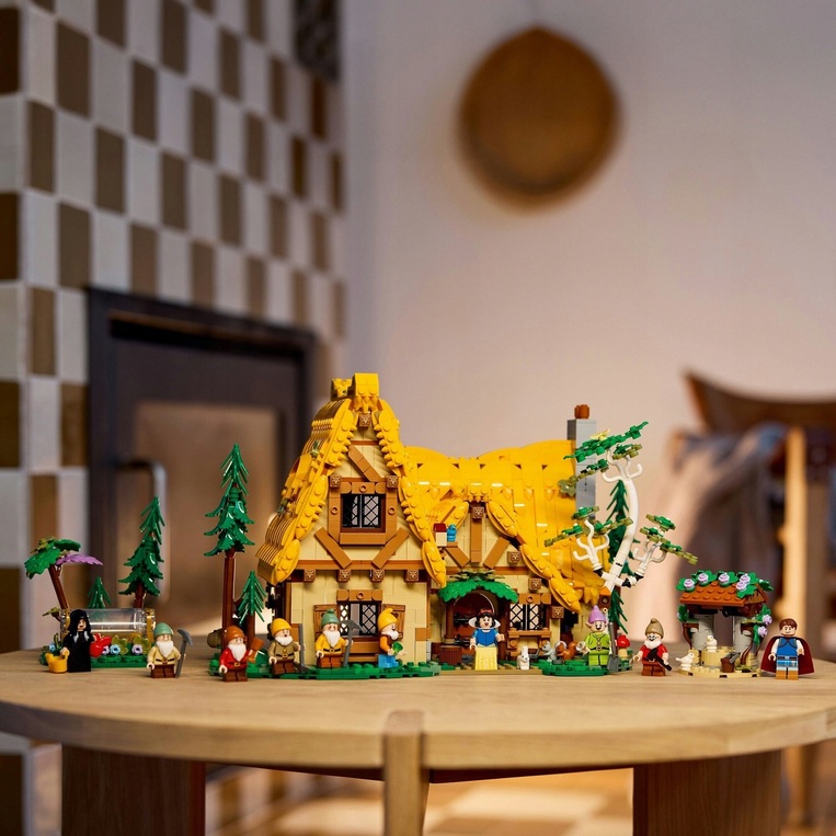 LEGO Disney Princess Snow White And The Seven Dwarfs' Cottage - 43242