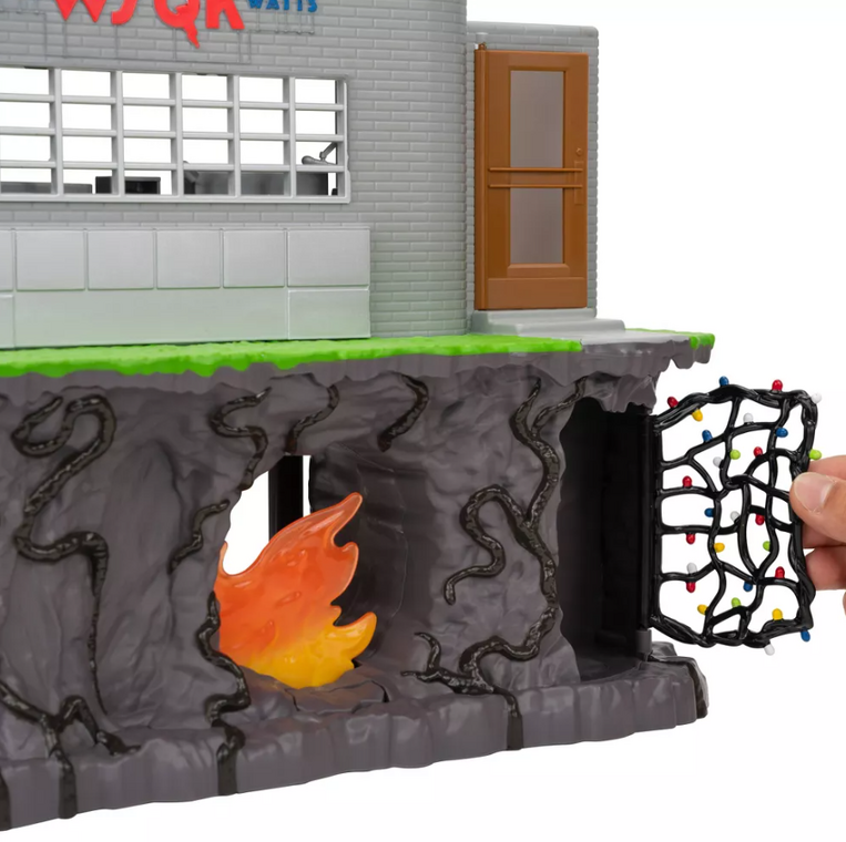 Stranger Things WSQK Radio Station Playset with Robin 4-inch Figure - STRT030