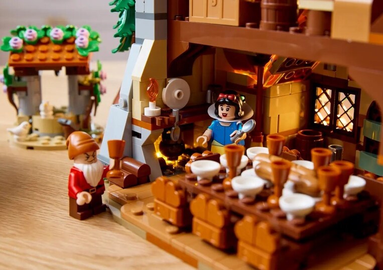 LEGO Disney Princess Snow White And The Seven Dwarfs' Cottage - 43242