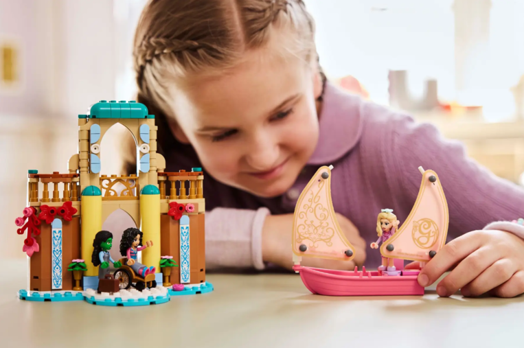LEGO Wicked Glinda, Elphaba & Nessarose at Shiz University - 75681