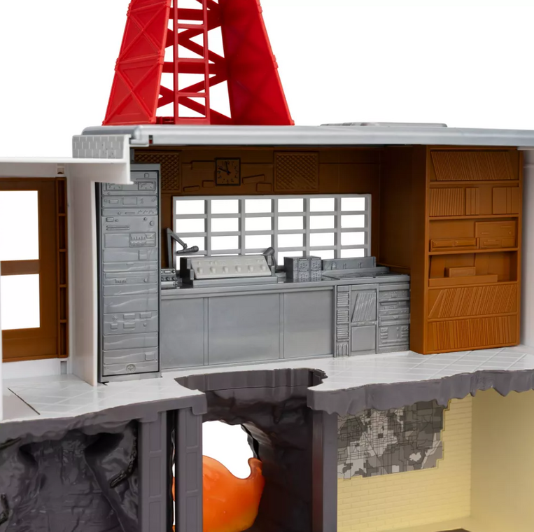 Stranger Things WSQK Radio Station Playset with Robin 4-inch Figure - STRT030