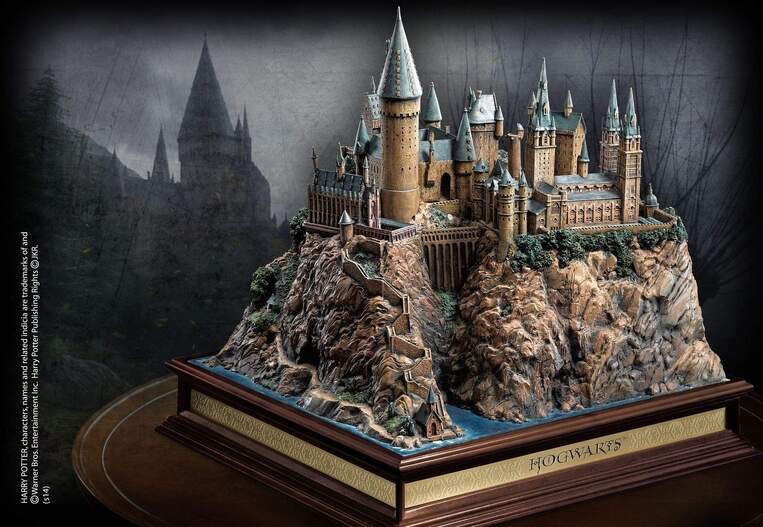 Harry Potter Hogwarts Castle With School statue Diorama - NN7074