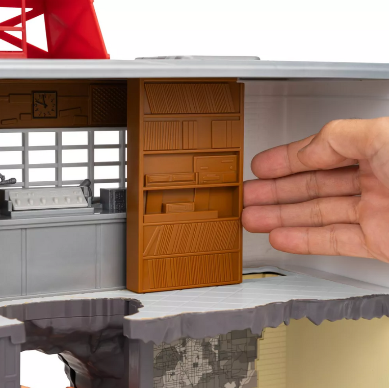 Stranger Things WSQK Radio Station Playset with Robin 4-inch Figure - STRT030